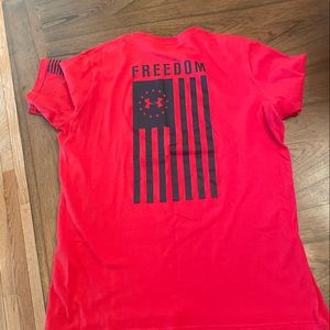Mens Under Armour T-shirt, size large.